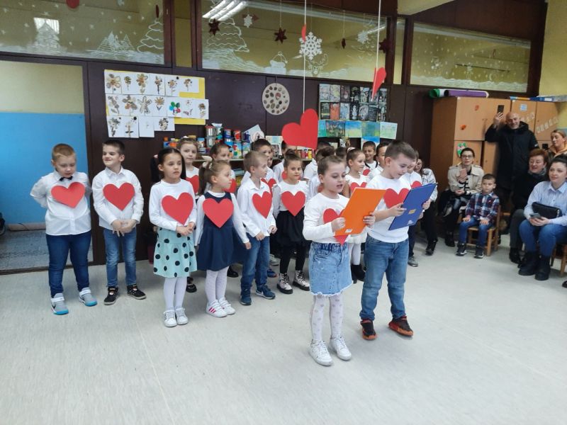 Кад се мале руке сложе